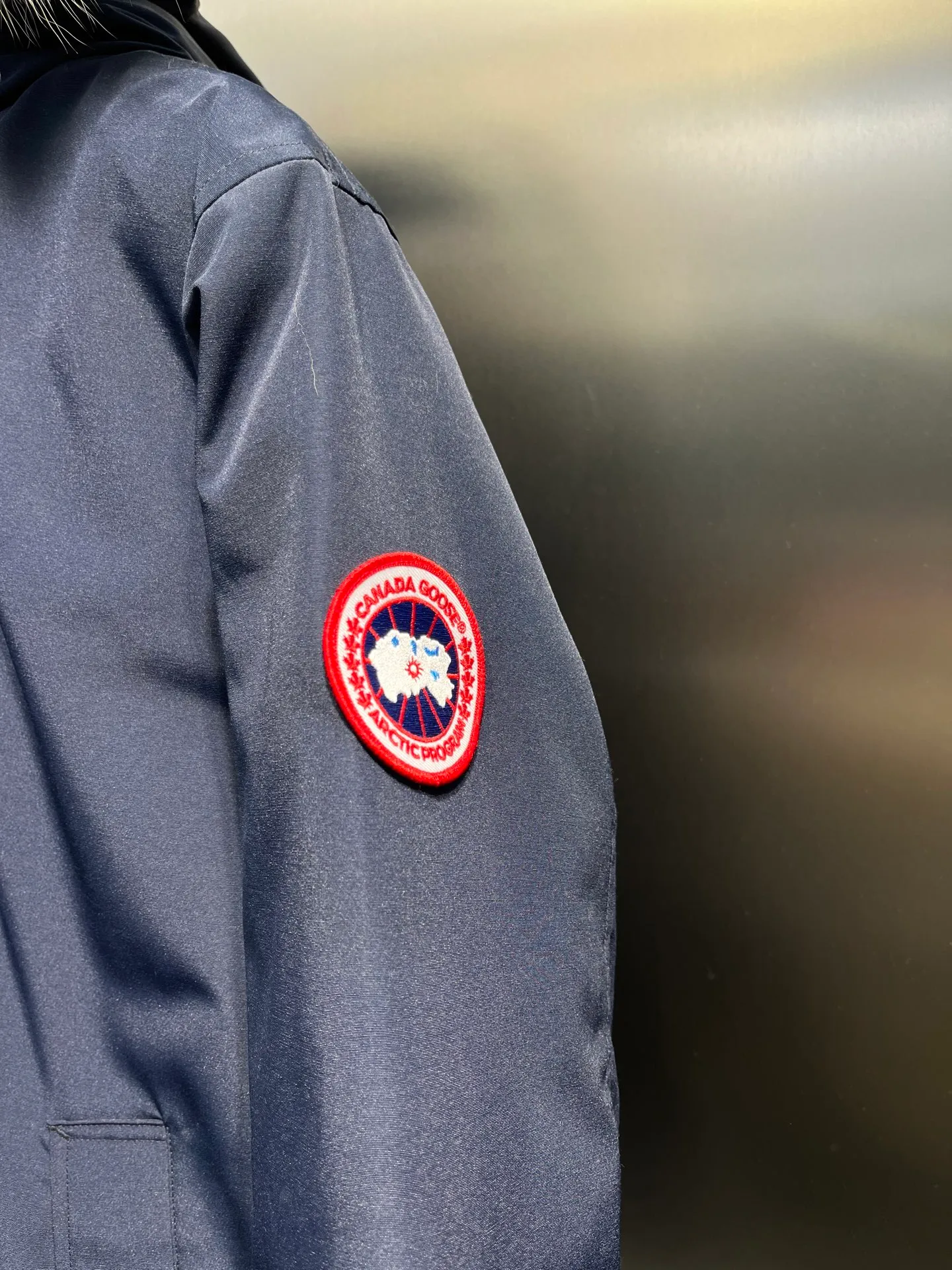 P860 Canada Goose model 06, the same model as the famous star, men's and women's models, with cold-proof flannel on the collar, close to the head and neck, comfortable and warm! The fabric is made of high-density nano-level waterproof fabric, which is windproof and wear-resistant and has a certain thickness! Seamless threaded cuffs! Avoid hard knots! It doesn’t matter how low the temperature is this winter, one piece is enough. I’ll give you the wind and temperature! Contains pure duck down, sufficient quantity, unique fashion design + waterproof craft fabric + big brand YKK double zipper pullers, real photos, upright style quality, regardless of the external standard and the internal content, you can feel free to compare it with the softer, easier to wrinkle and lighter version on the market!  size：s-xxl